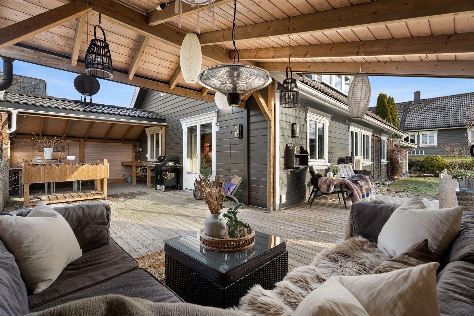 Fra den overbygde uteplassen har du god oversikt over hagen. Galleribilde