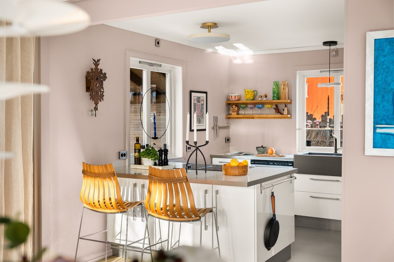 Kjøkkenøya fungerer som en sosial sone med plass til barkrakker. Galleribilde