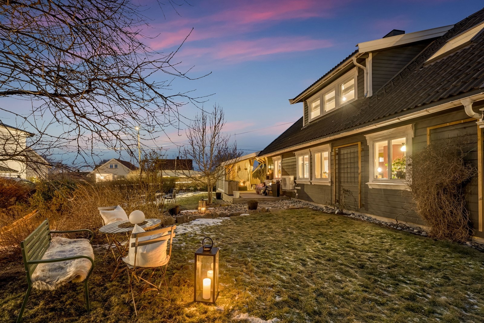 Kombinasjonen av utelys og varme innelys setter en koselig og inviterende tone i hagen. Galleribilde