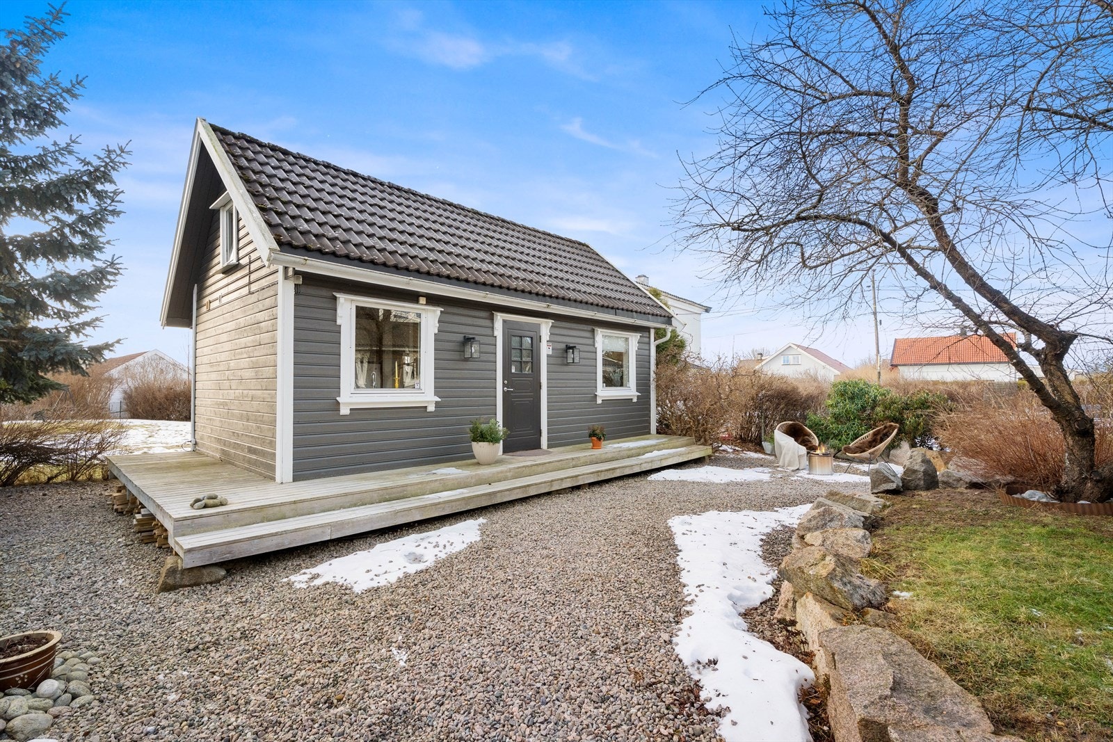Annekset har egen inngang og en liten terrasseplatting. Galleribilde