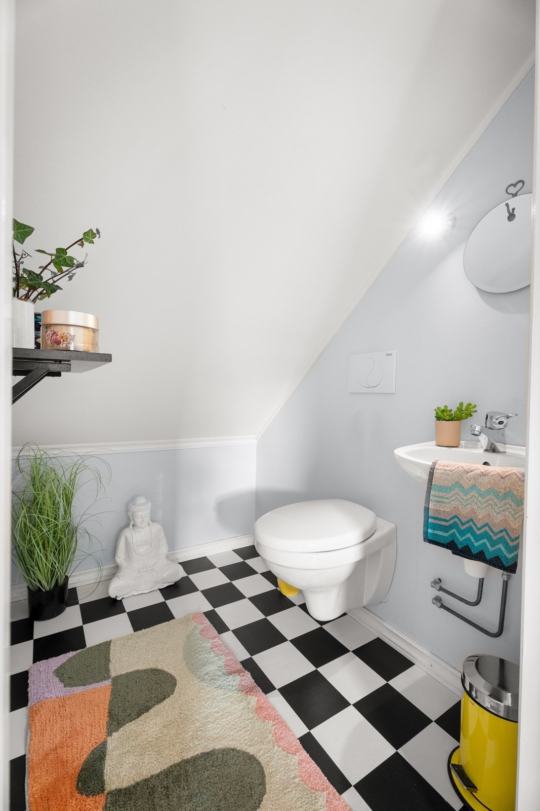 Praktisk toalettrom i andre etasje med vegghengt toalett og servant. Galleribilde