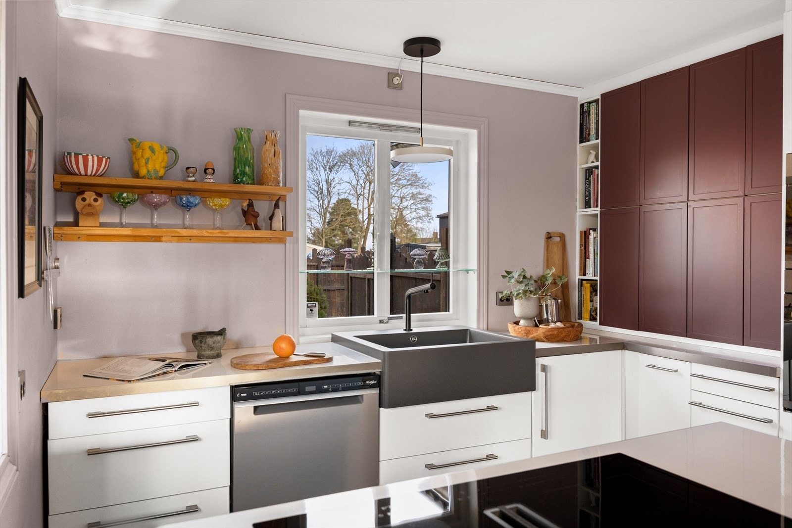 Den store vasken er både et praktisk og stilfullt element. Galleribilde