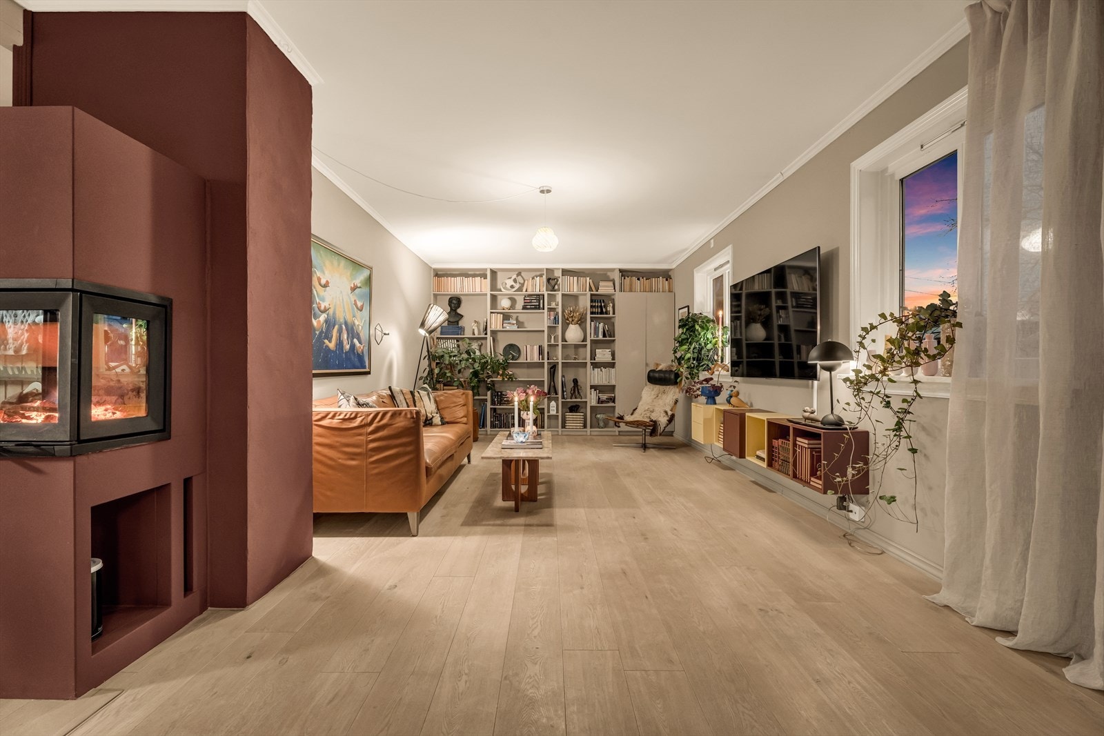 Stuen byr på flotte oppbevaringsmuligheter med en lekker, plassbygd hylle som skaper et stilfullt inntrykk. Galleribilde