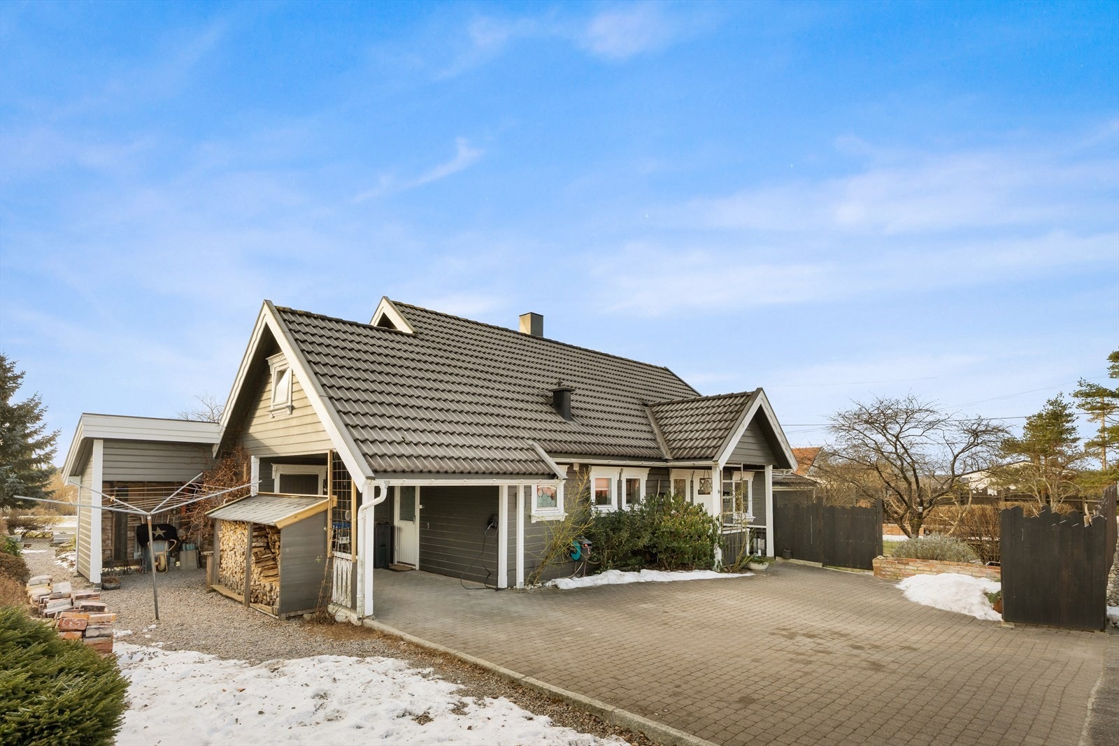 Boligen har et innbydende inngangsparti og parkering i carport. Galleribilde
