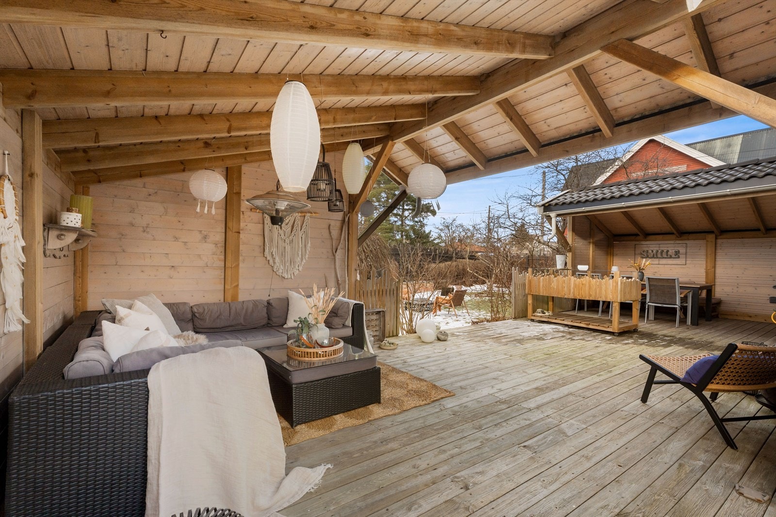 En stor, overbygd terrasse med plass til en romslig sofagruppe. Galleribilde