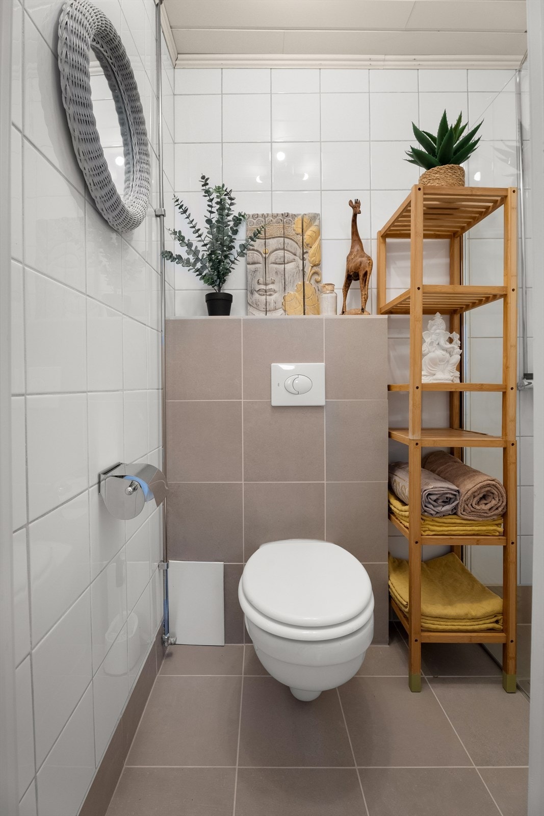 Badet i anneks utstyrt med blant annet vegghengt toalett og dusj. Galleribilde