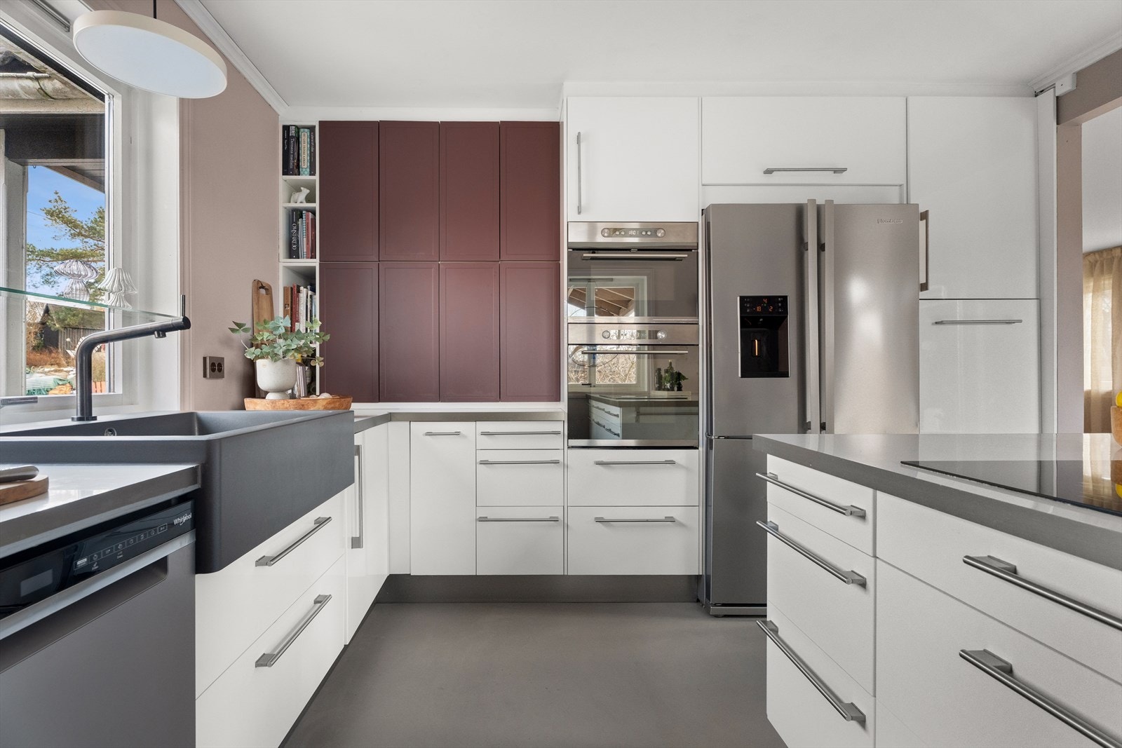 Gjennomtenkte løsninger og en funksjonell utforming gjør matlagingen effektiv. Galleribilde