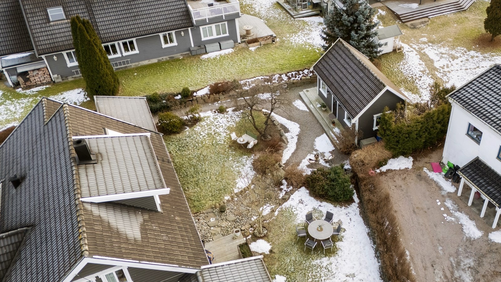 Det er gangavstand til bussholdeplass med gode forbindelser til Fredrikstad og Sarpsborg. Galleribilde