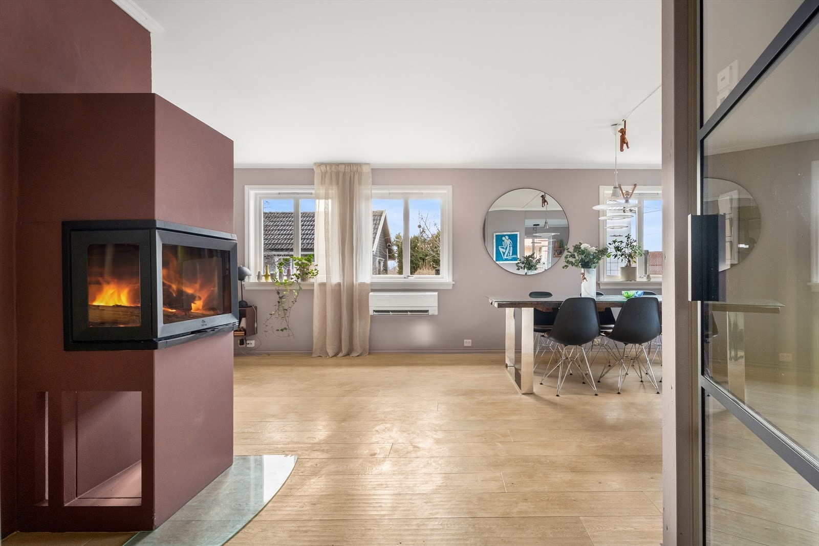 En moderne peisinnsats fungerer som en romdeler og skaper en lun atmosfære. Galleribilde