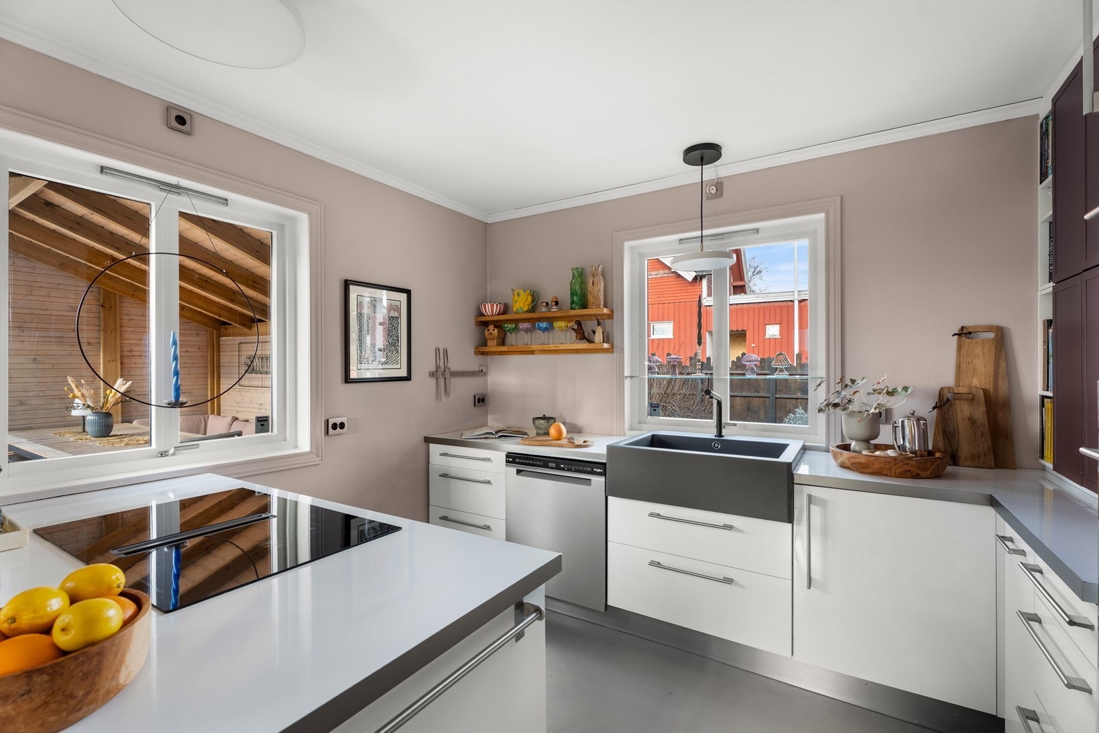 Vinduer over benkeplaten gir godt arbeidslys og utsyn mot uteområdet. Galleribilde