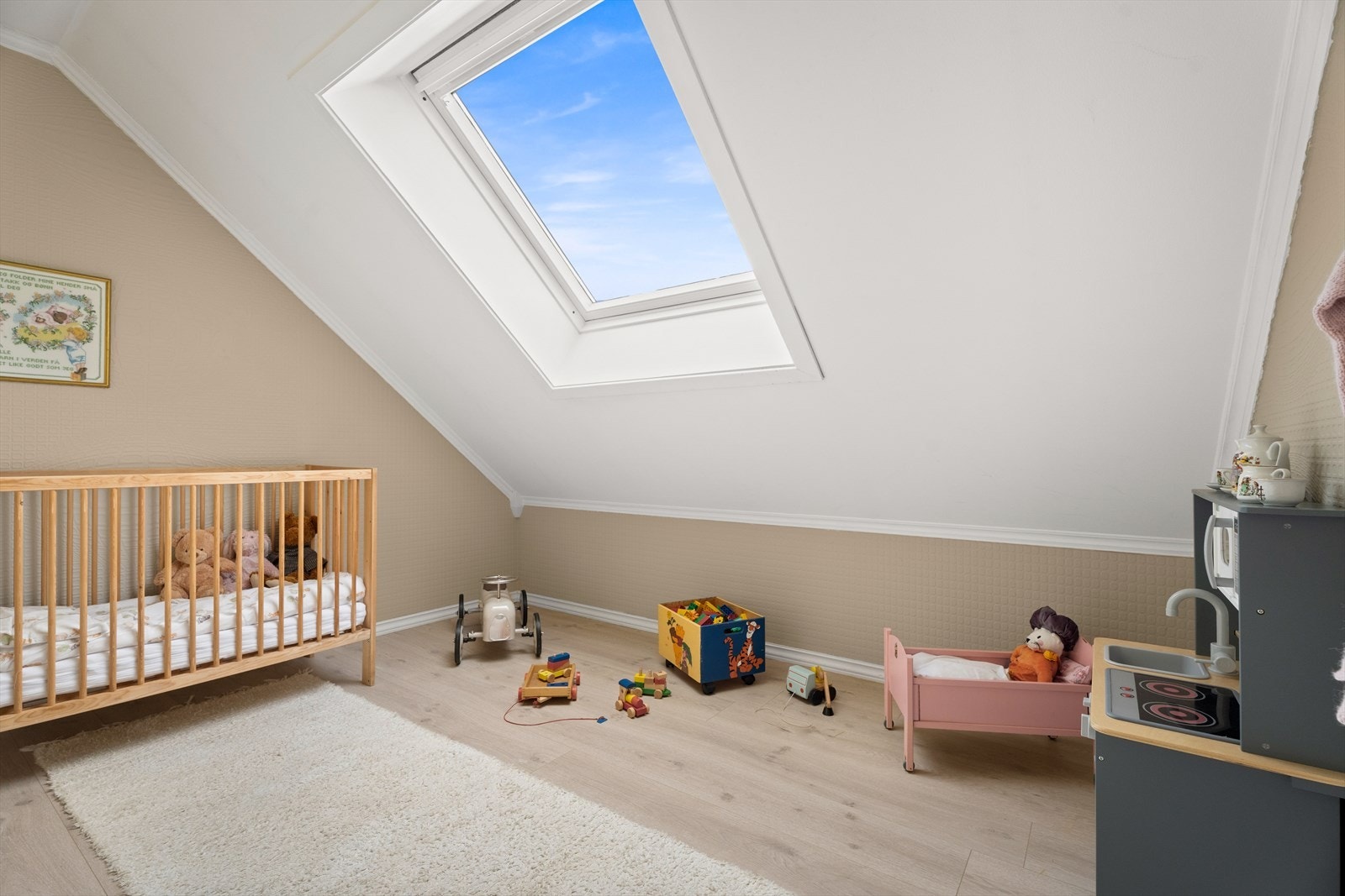 Barnerom med takvindu som slipper inn rikelig med dagslys. Galleribilde