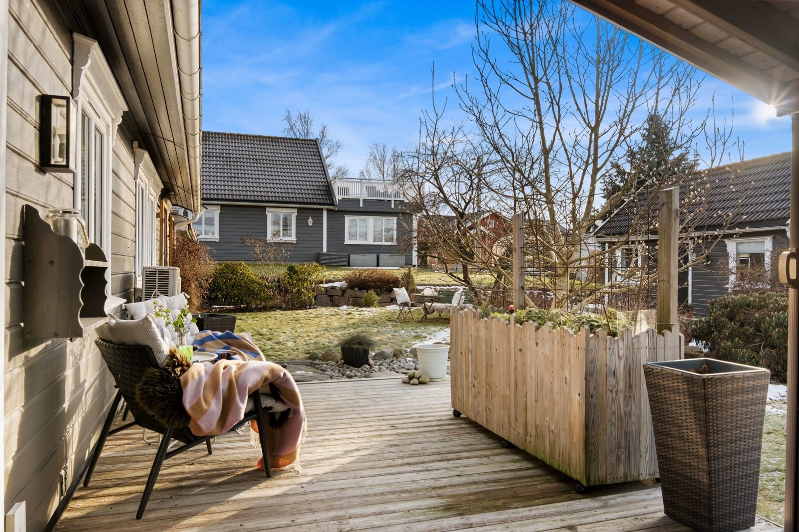 Direkte utgang fra stuen til en av boligens mange uteplasser. Galleribilde