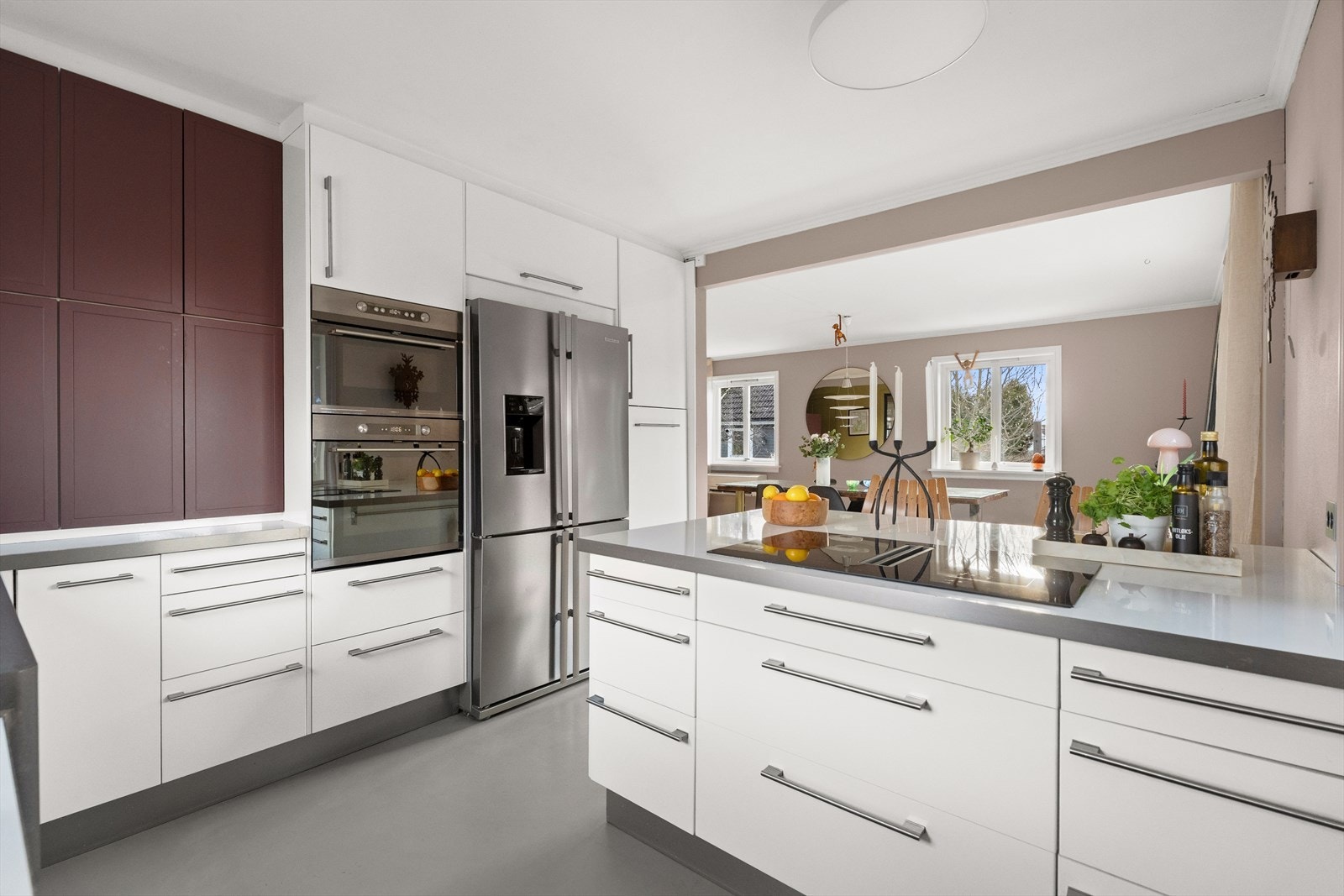 Rikelig med skap- og benkeplass, samt integrerte hvitevarer og side-by-side kjøleskap. Galleribilde