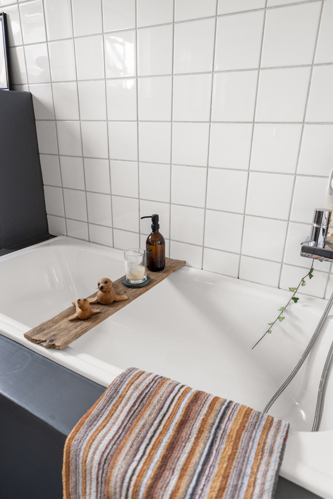 Badekaret er pent flislagt og innbyr til avslapning. Galleribilde