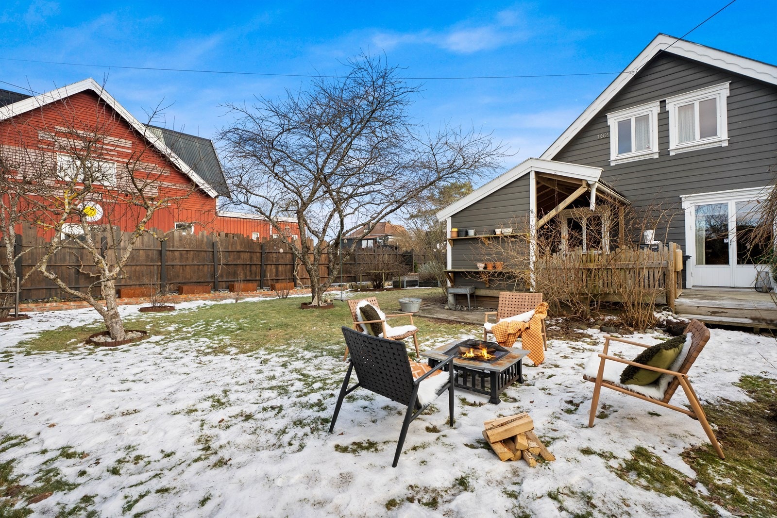 Hagen er pent rammet inn og gir en privat og skjermet atmosfære. Galleribilde