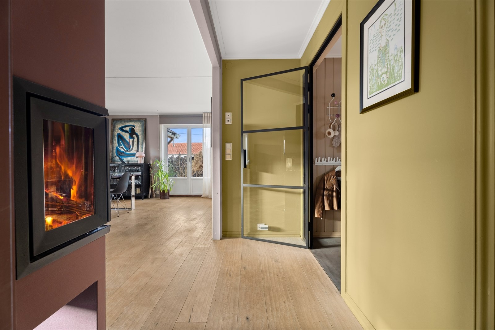 Glassdøren fra gangen gir et elegant skille samtidig som den bevarer åpenheten. Galleribilde