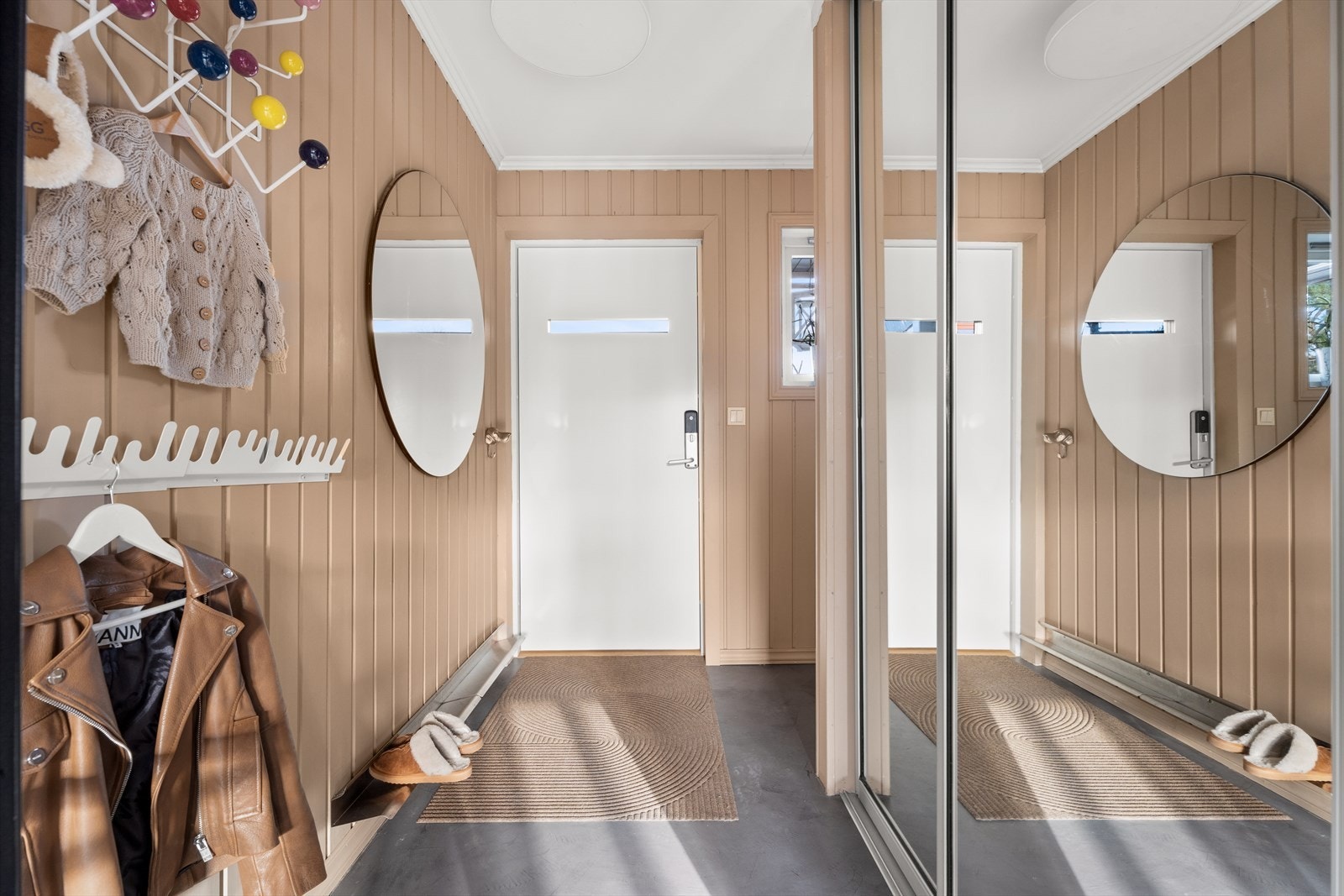 Velkommen inn i en romslig entré med god plass til oppbevaring i skyvedørsgarderobe. Galleribilde