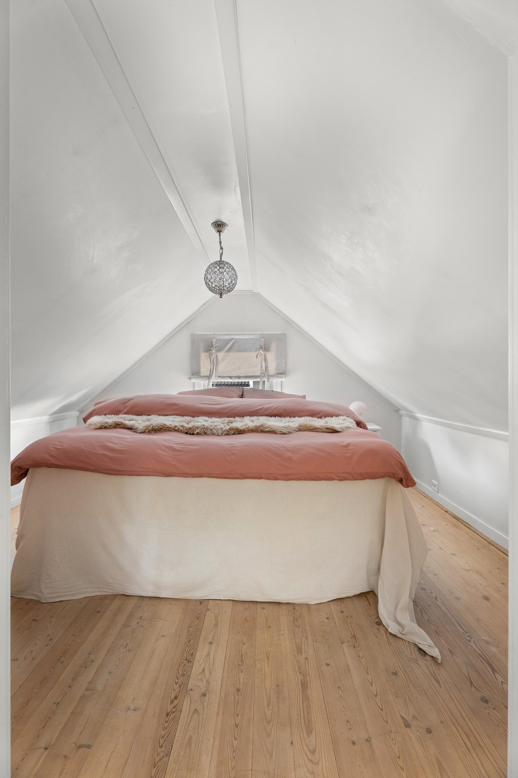 Hovedsoverom med en koselig atmosfære under skråtaket. Galleribilde