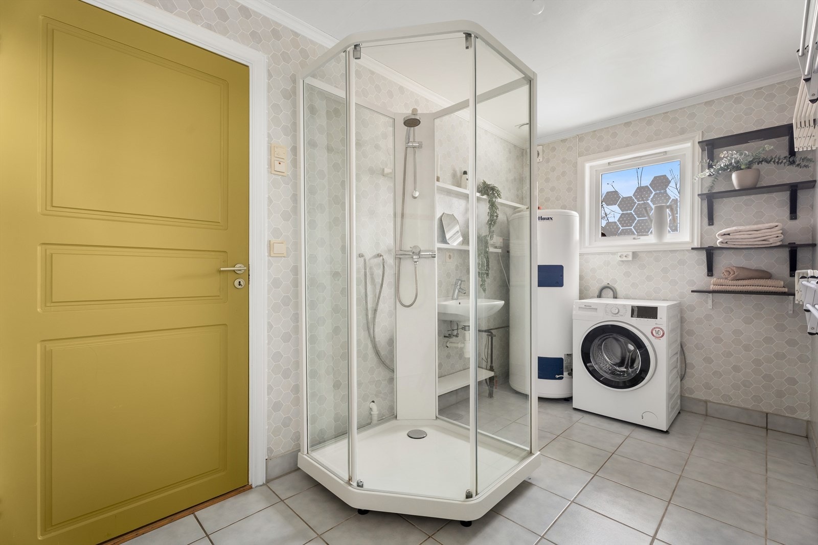 Praktisk vaskerom med opplegg for vaskemaskin og dusjkabinett. Galleribilde