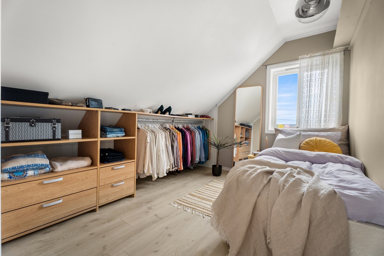 Soverom med smart utnyttelse av plassen og en åpen garderobeløsning. Galleribilde