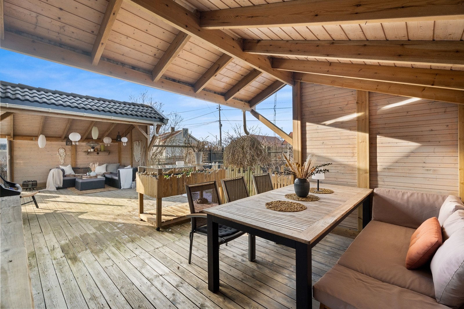 Den overbygde spiseplassen er perfekt for måltider utendørs. Galleribilde