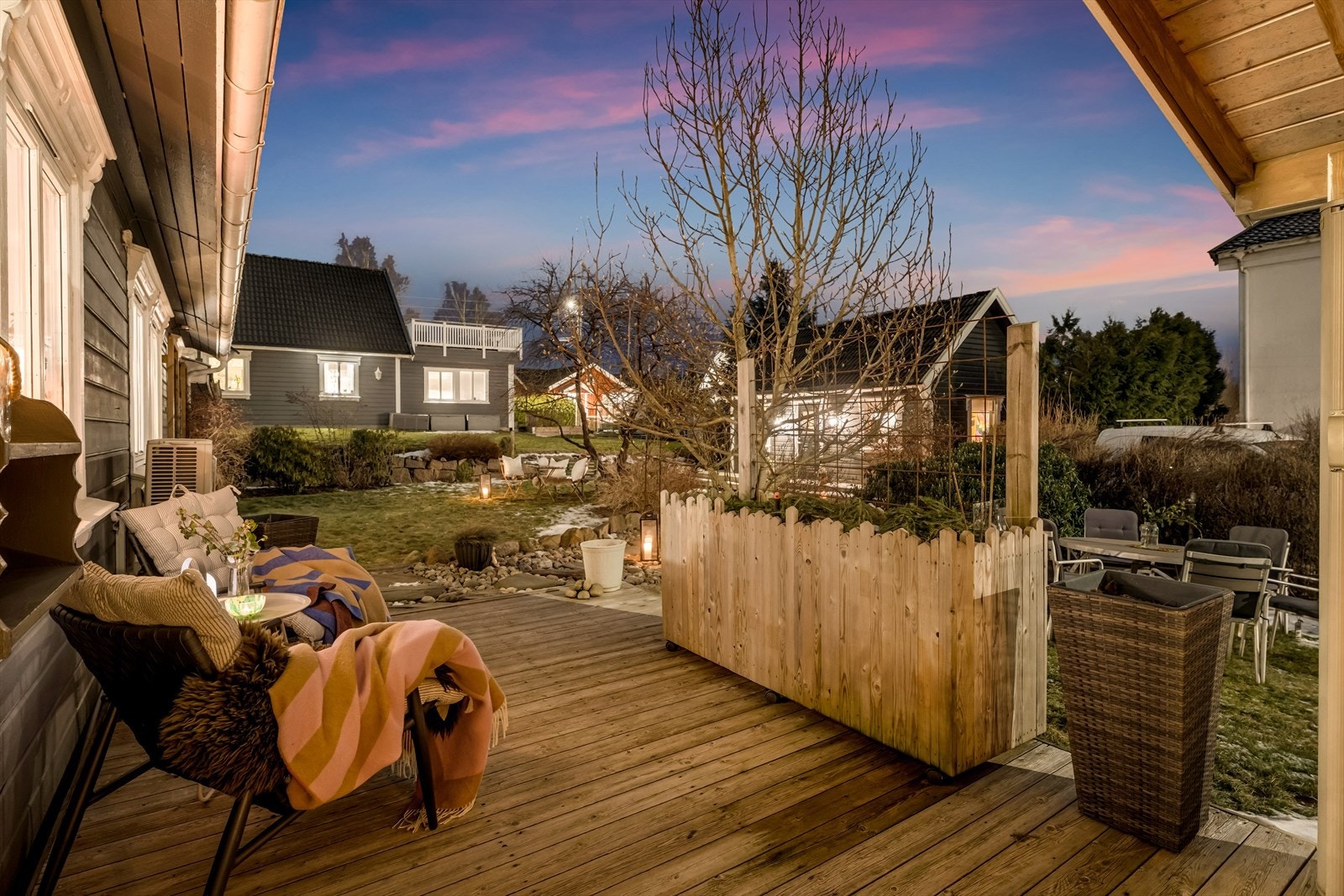 En stemningsfull hage som inviterer til hyggelige stunder året rundt. Galleribilde