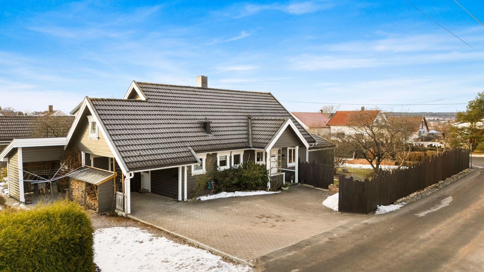 Gårdsplassen tilbyr godt med parkering. Galleribilde