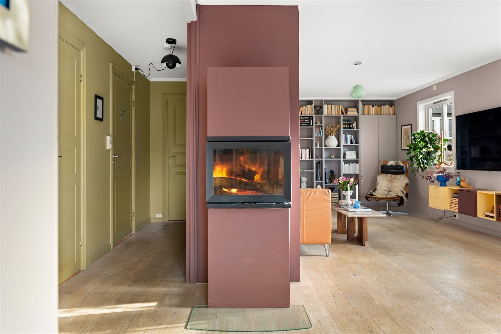 Peisen er sentralt plassert og kan nytes fra både sofakroken og spisestuen. Galleribilde