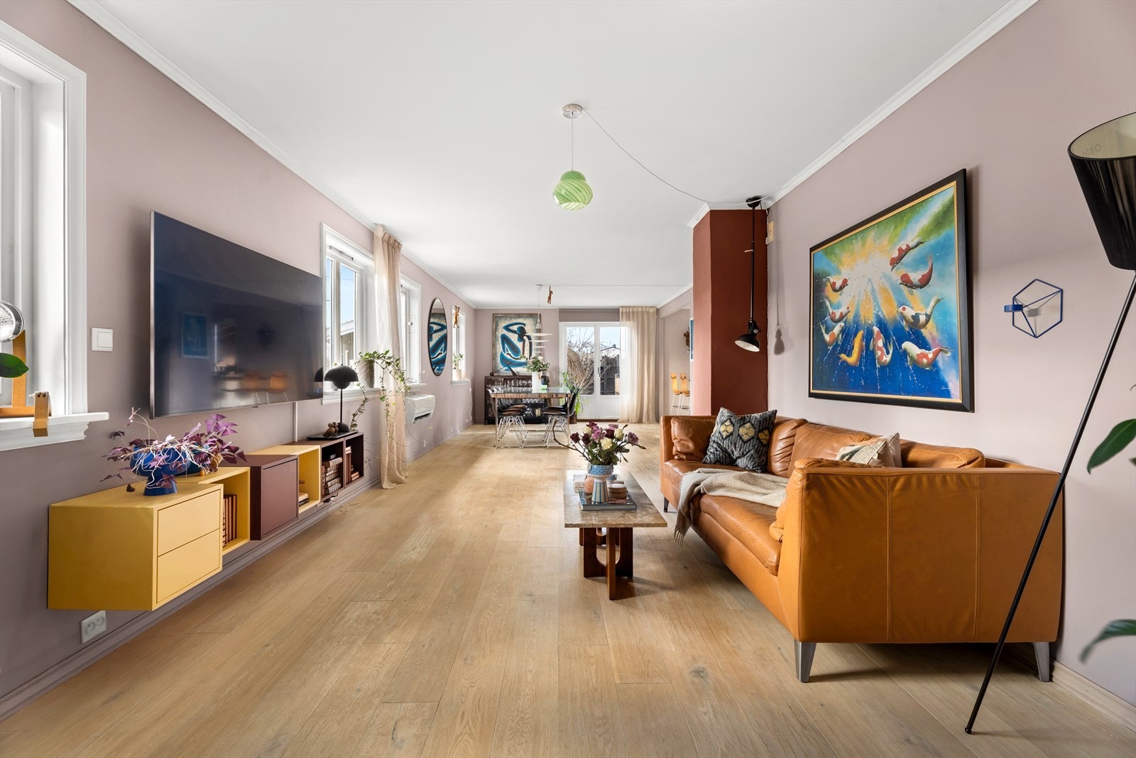 Stuen er et lyst og åpent rom med plass til flere sittegrupper. Galleribilde