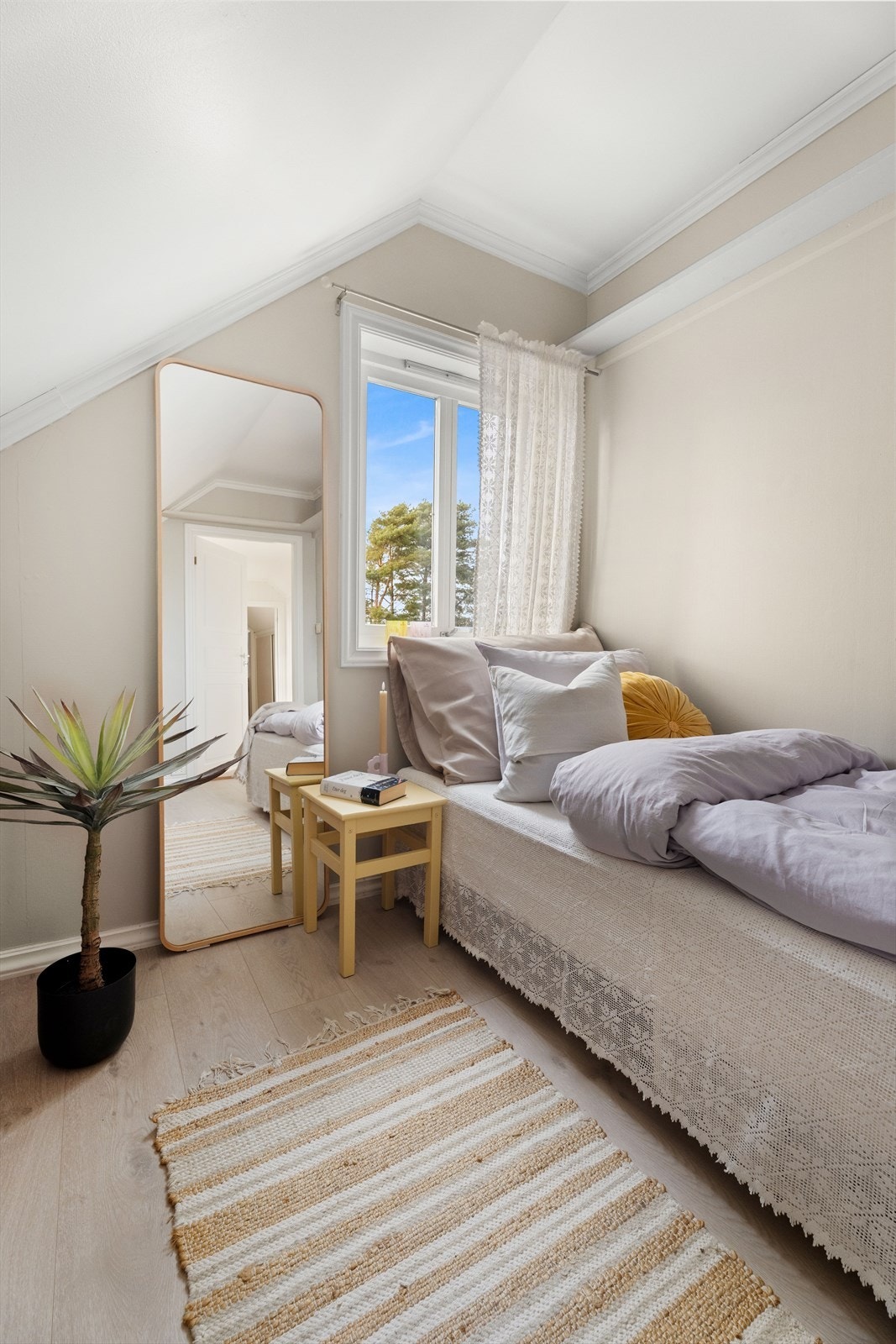 Et lyst og anvendelig rom som passer godt som soverom eller kontor. Galleribilde