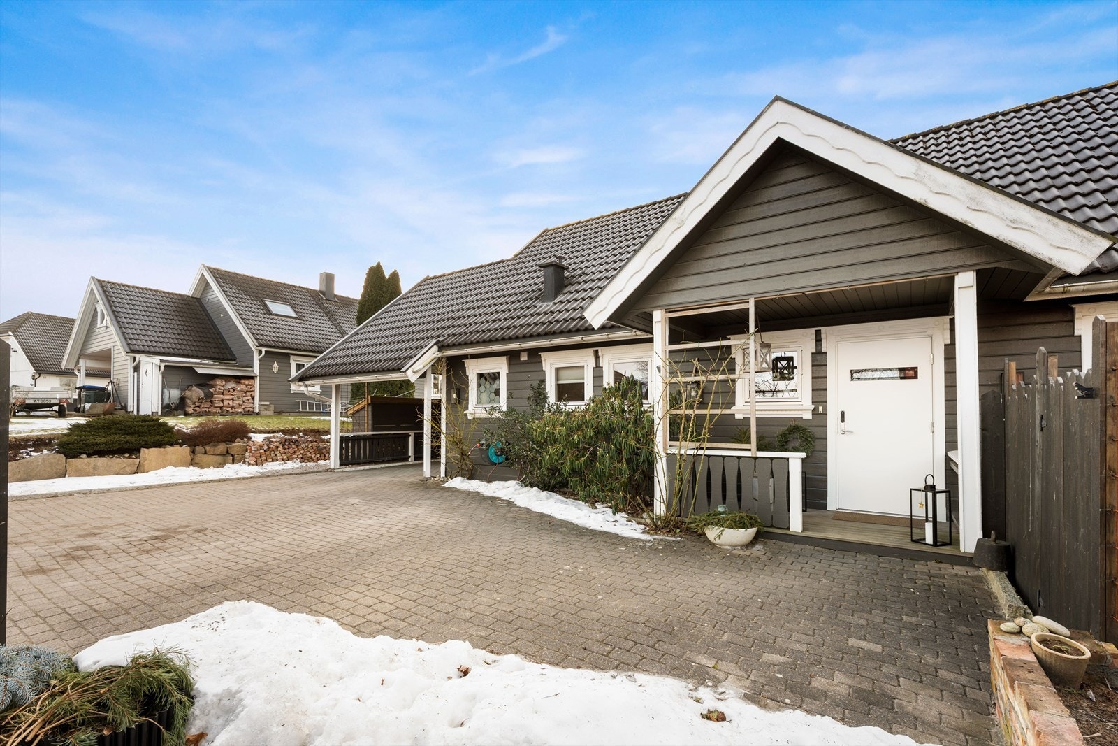 Steinlagt gårdsplass med overbygd inngangsparti. Galleribilde