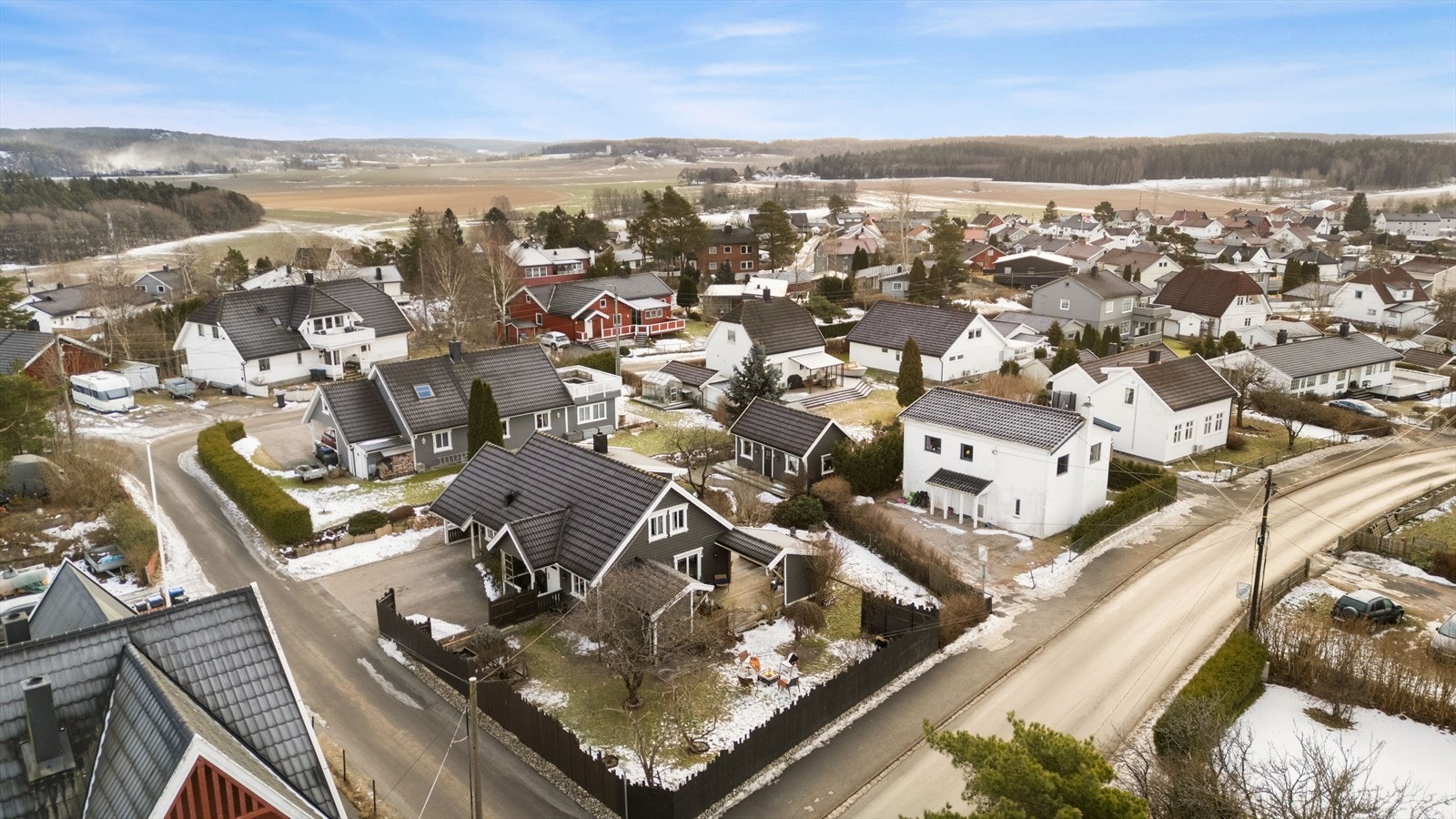 Eiendommen ligger i et veletablert og rolig boligområde på Torp. Galleribilde