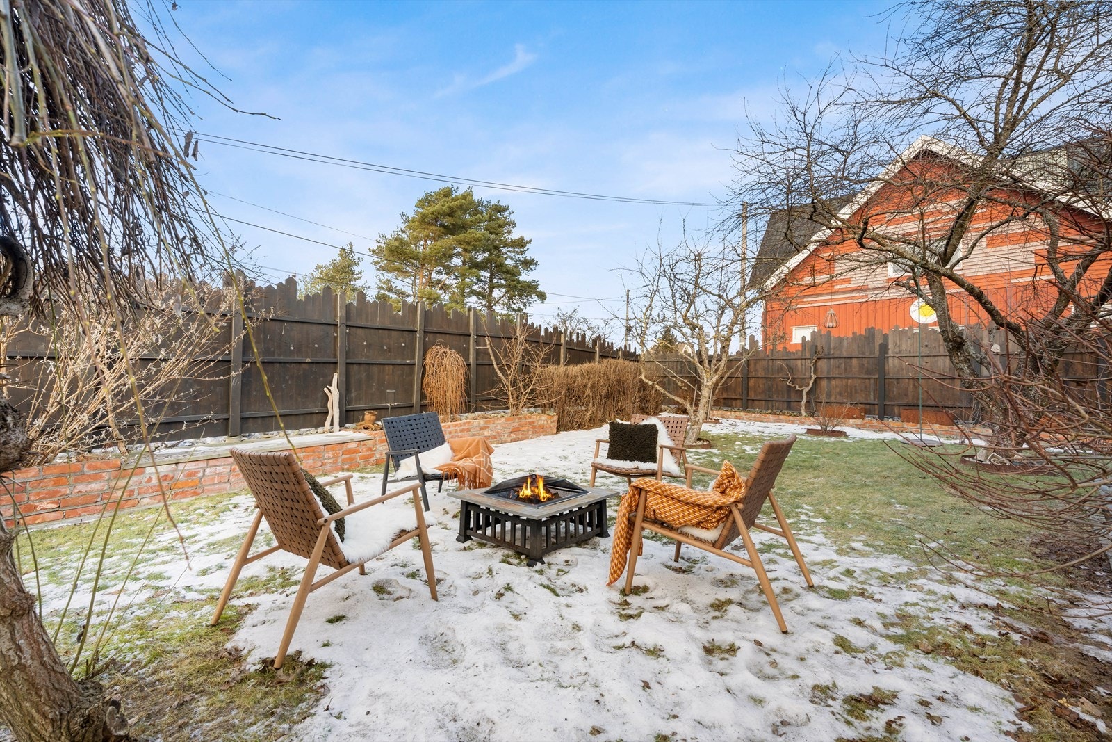 En egen bålpanneplass i hagen for hyggelige kvelder. Galleribilde