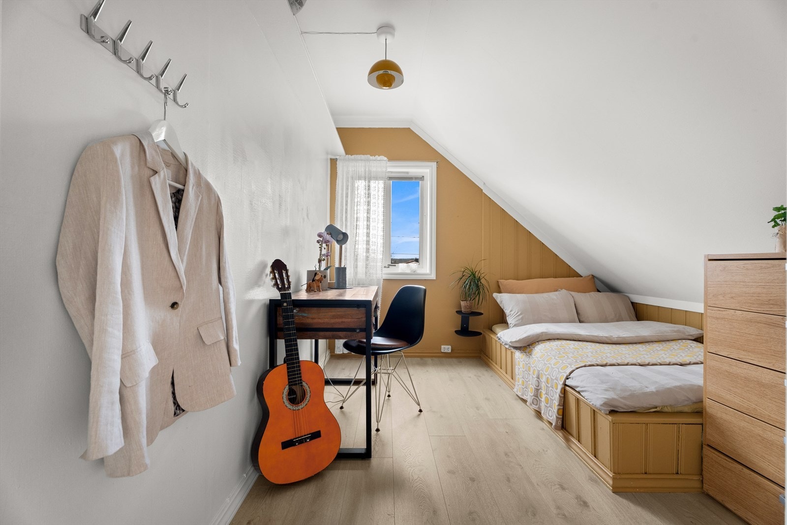 Et lyst soverom som også egner seg godt som kontor eller gjesterom. Galleribilde