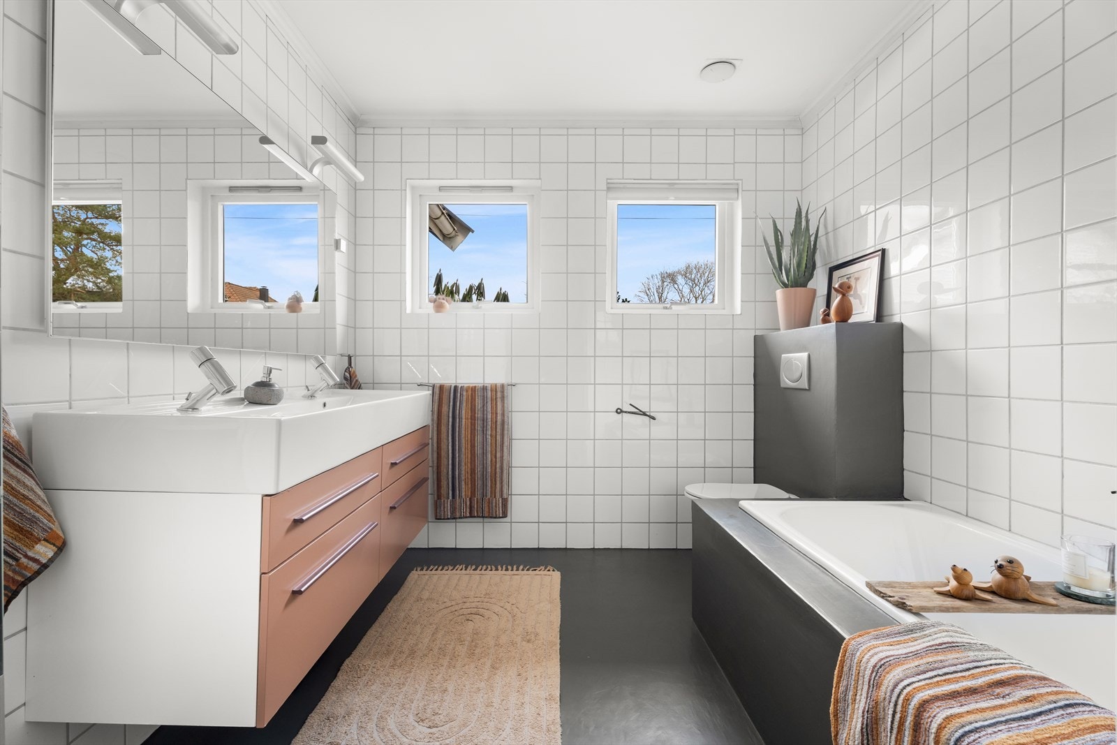 Hovedbadet i første etasje er romslig med både badekar og dobbel servant. Galleribilde