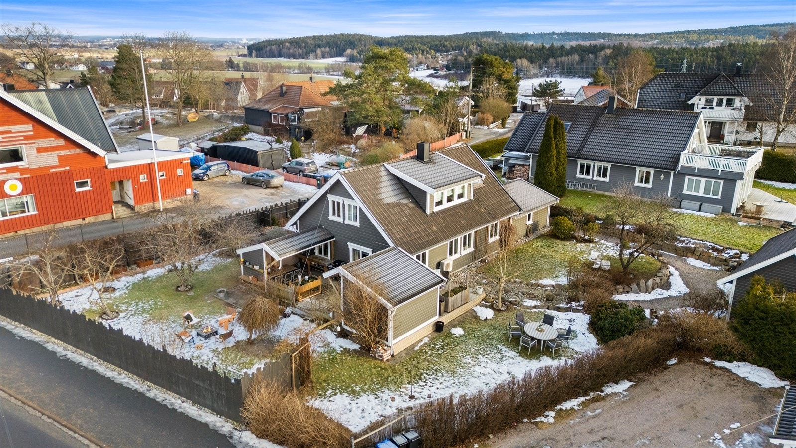 Boligen ligger på en romslig tomt med en stor og usjenert hage. Galleribilde