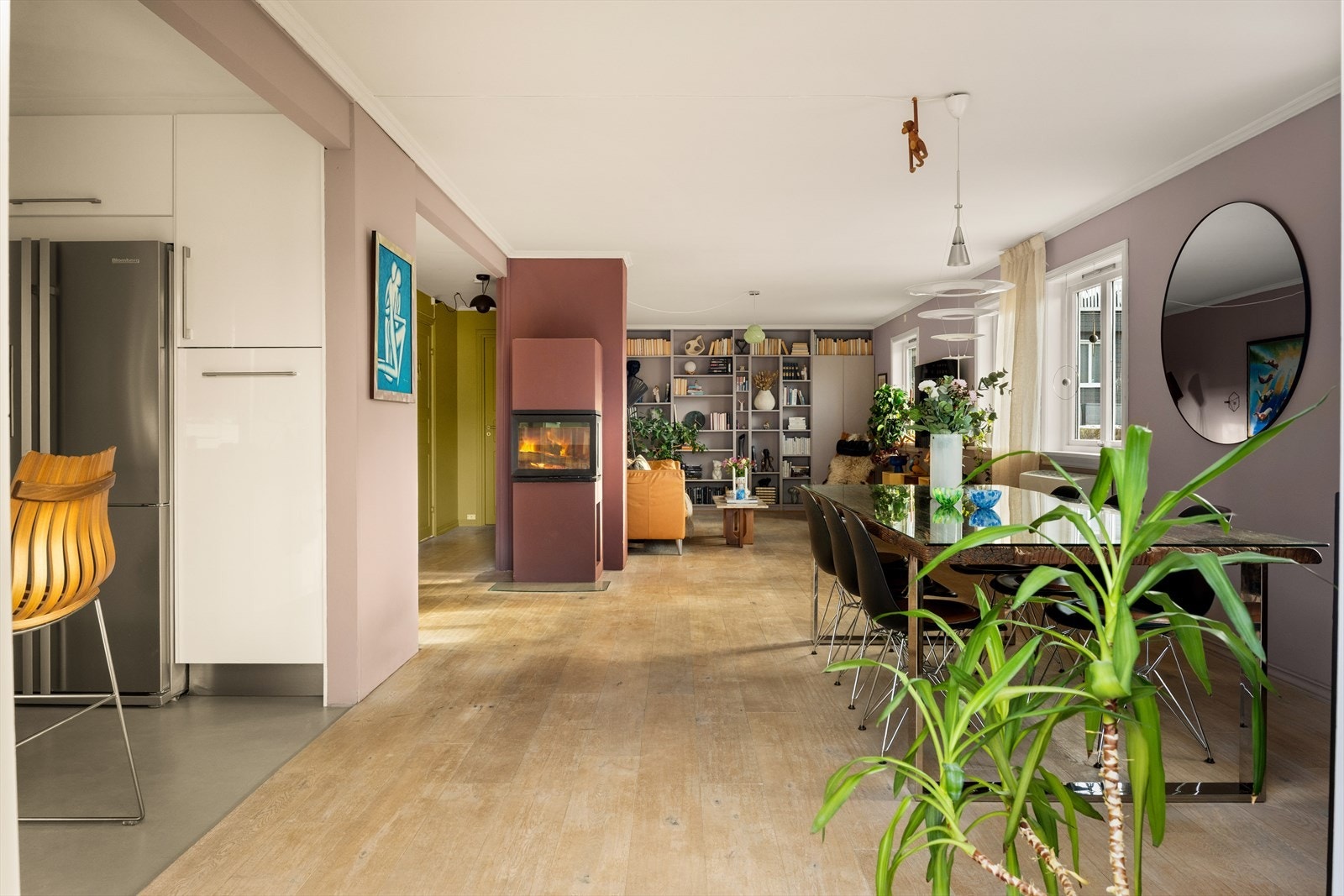 Den åpne løsningen binder sammen stue, spisestue og kjøkken på en naturlig måte. Galleribilde