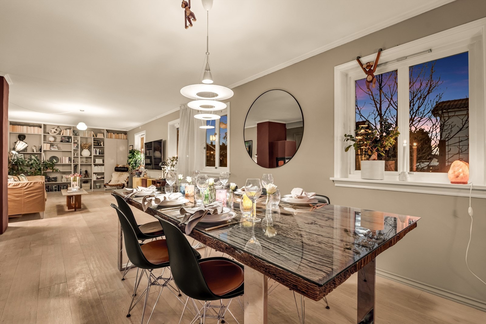 Stuen tilbyr fleksibel sone for både spising og sosiale sammenkomster. Galleribilde