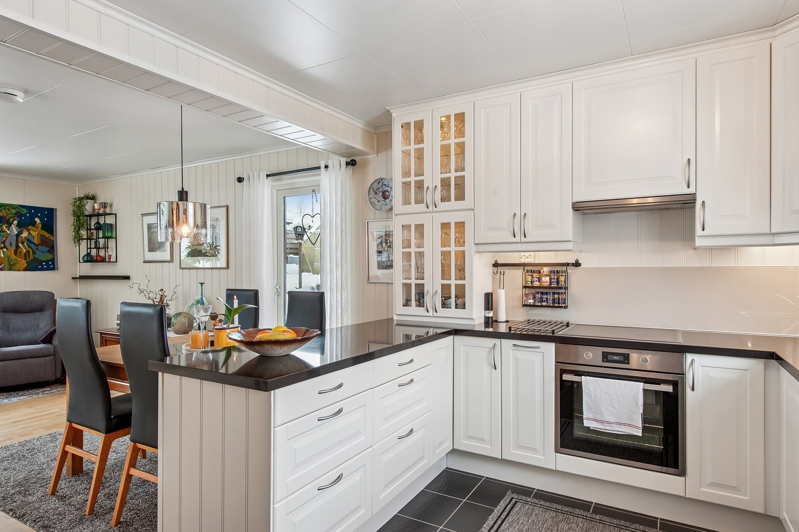 Integrert stekeovn og platetopp i en funksjonell U-formet løsning. Galleribilde