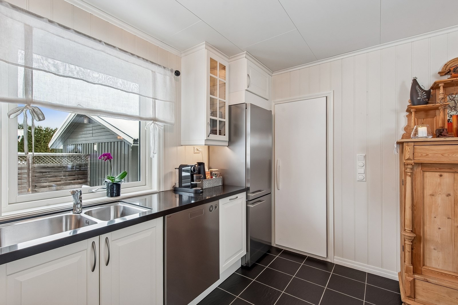 Kjøkkenet har alle nødvendige hvitevarer og et praktisk kjølerom i direkte tilknytning. Galleribilde