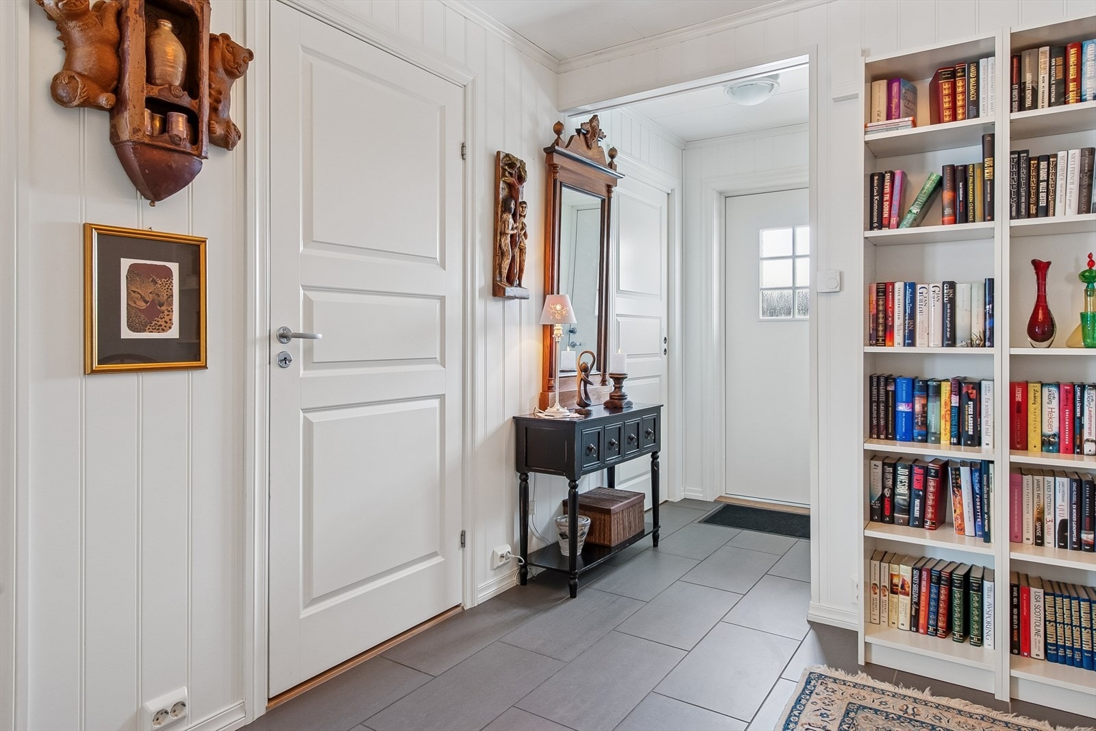 Velkommen inn! Romslig gang som gir et godt førsteinntrykk med flislagt gulv og lyse vegger. Galleribilde