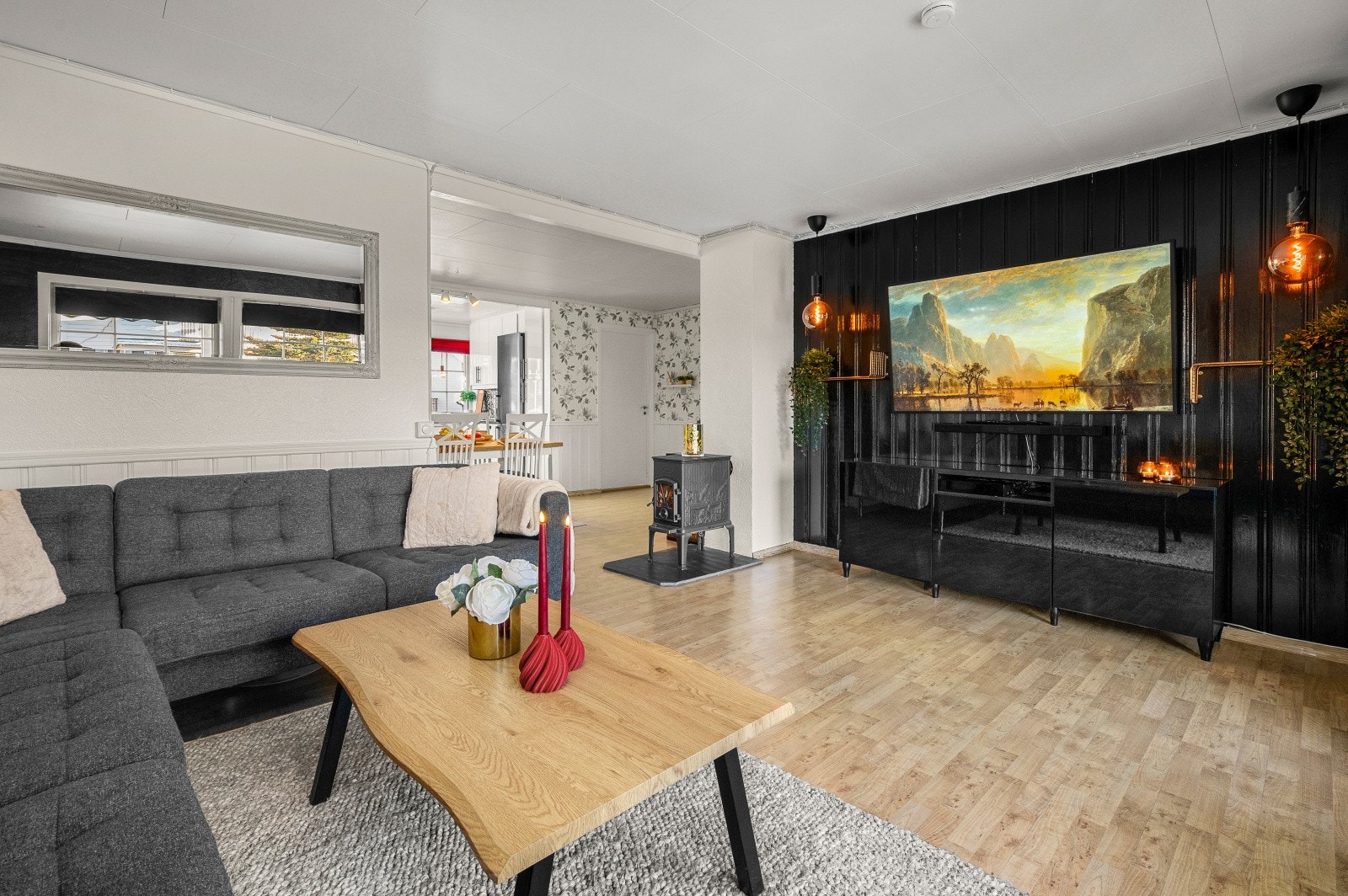 Leiligheten har en praktisk utforming med en åpen stue og kjøkkenløsning på hele 40 m². Galleribilde