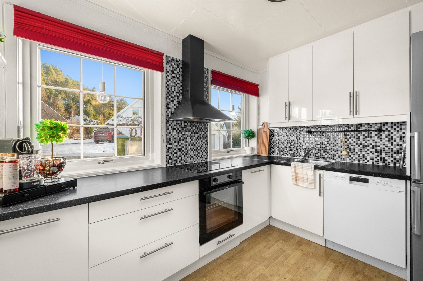 Kjøkkenet har integrert platetopp, komfyr, og byr på rikelig med skap- og benkeplass. Galleribilde