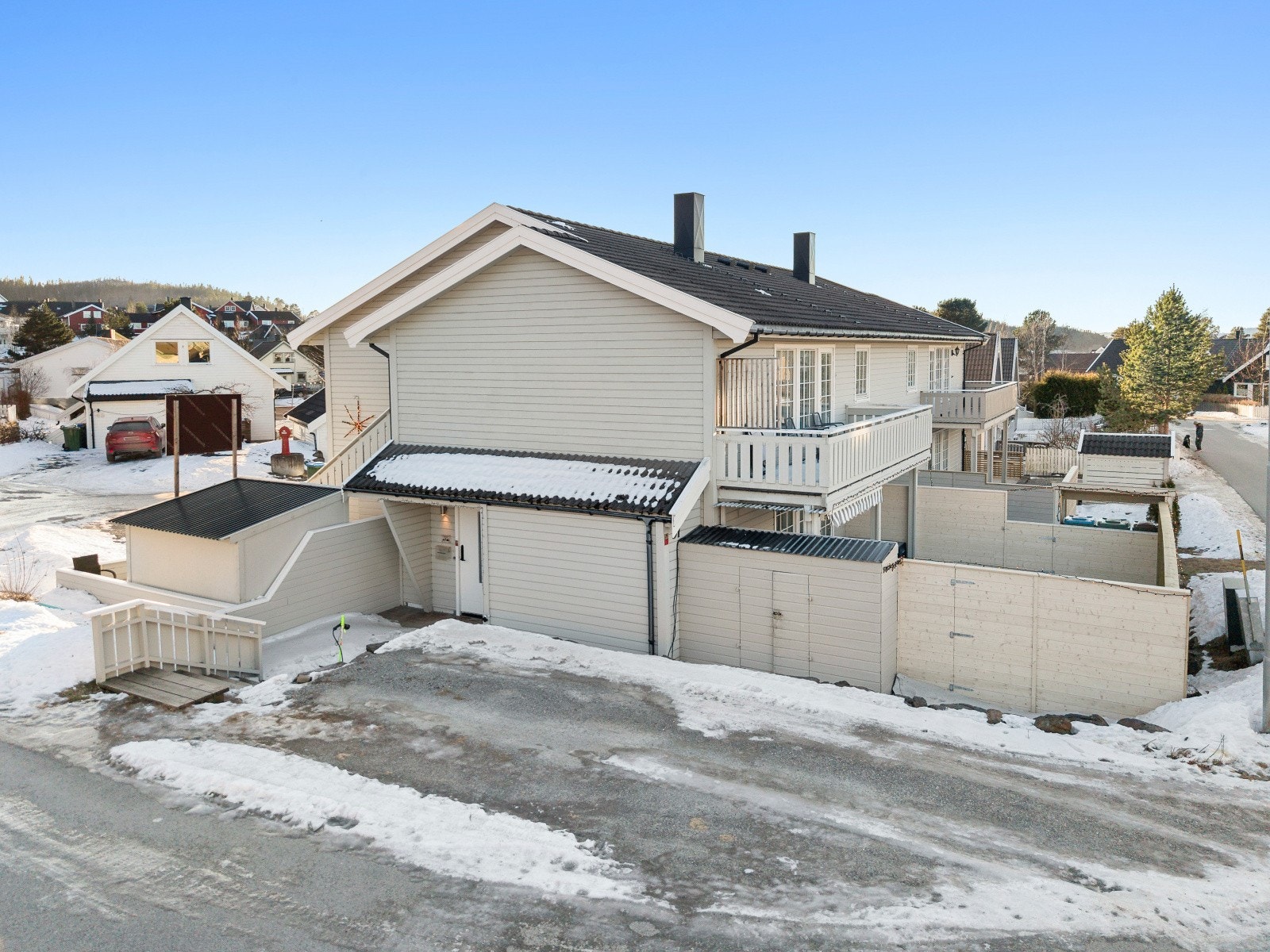 Nærområdet byr på mange flotte naturopplevelser, inkludert nærhet til turstier, sjø med fiske- og bademuligheter. Et av høydepunktene er Midtsandtangen, som ligger kun 10 minutters kjøring fra boligen. Galleribilde