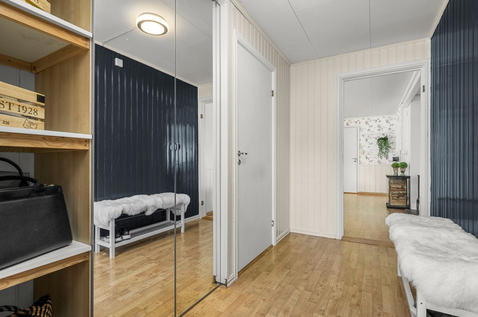 Videre byr leilighet på rikelig med lagringsplass med 2 innvendig boder samt 1 praktisk utvendig bod. Galleribilde