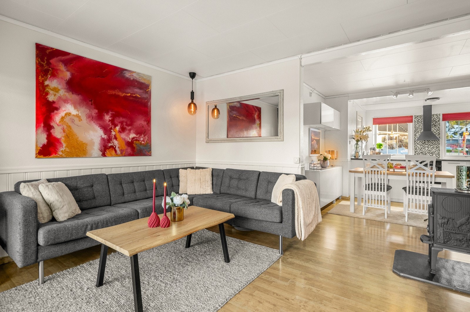 Videre byr leiligheten på en svært romslig veranda på sammenlagt 70 m² og vedfyring. Galleribilde