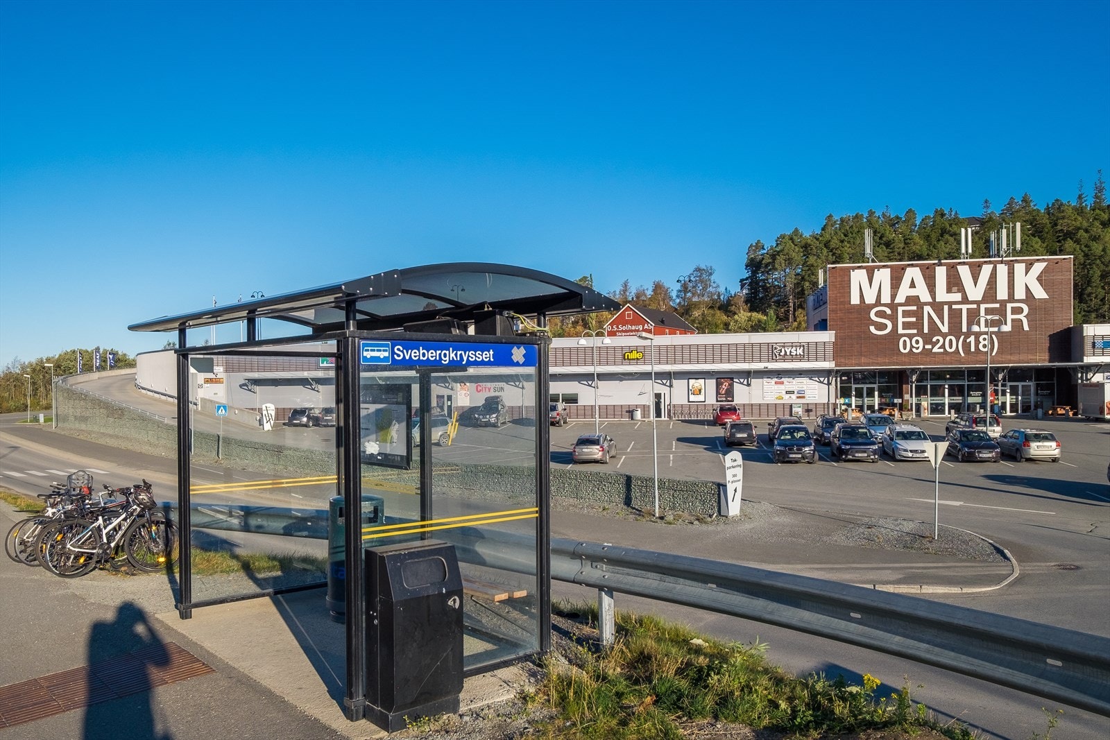 Nærmeste butikk er Rema 1000 på Sveberg Handelspark, kun 1,5 km fra boligen. Sveberg Handelspark tilbyr også treningsstudioet Fitness Point, Vinmonopolet, apotek, frisør og kafé. Kort vei unna finner man også Coop Extra og Kiwi nærmere Hommelvik sentrum. Galleribilde