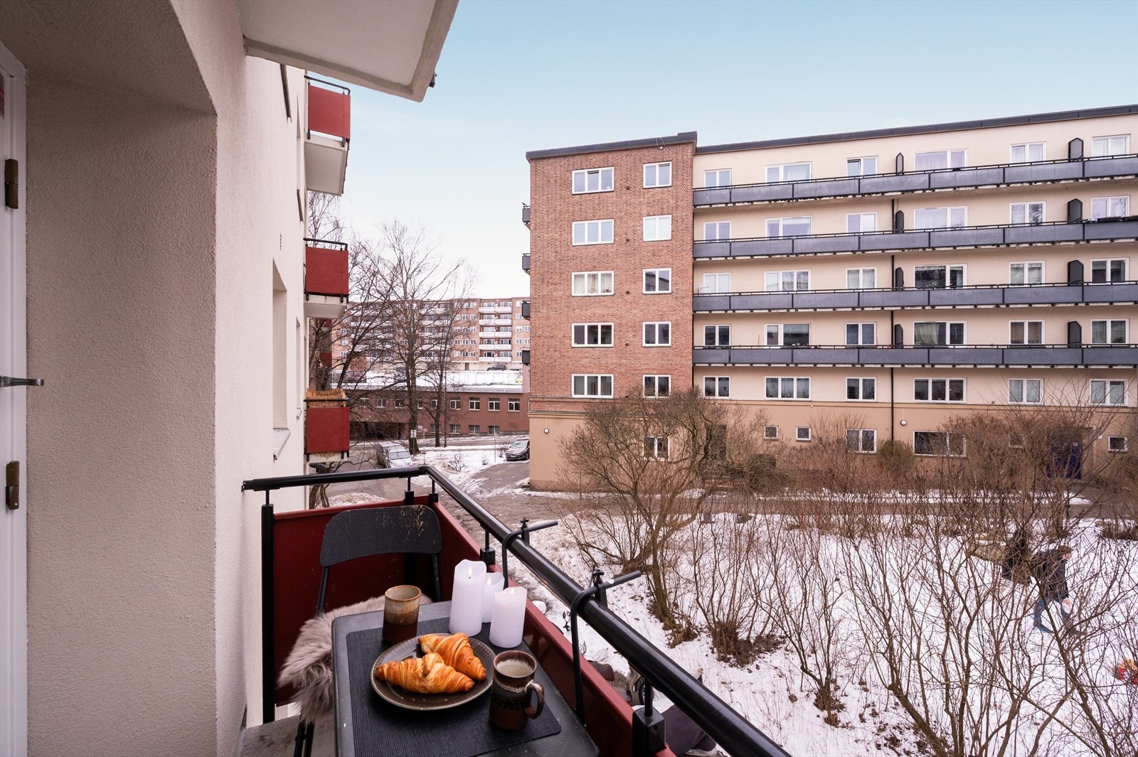 Balkongen har plass til beplantning og en liten sittegruppe, og fungerer som en naturlig forlengelse av boligen i sommerhalvåret. Galleribilde