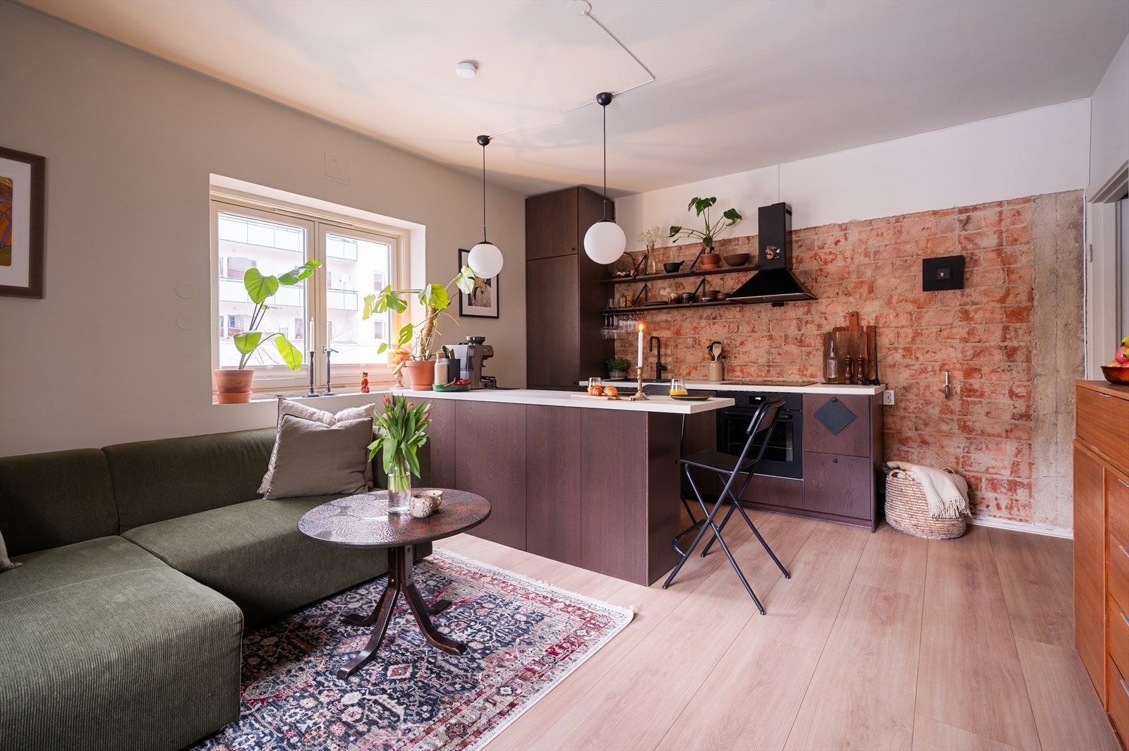 Den åpne løsningen mot kjøkkenet skaper en romslig og sosial planløsning som egner seg godt både til hverdagsbruk og selskap. Galleribilde