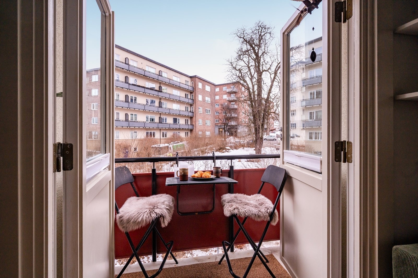 Fra stuen er det direkte adkomst til en hyggelig balkong på ca. 2 kvm, vendt mot rolige fellesområder. Galleribilde